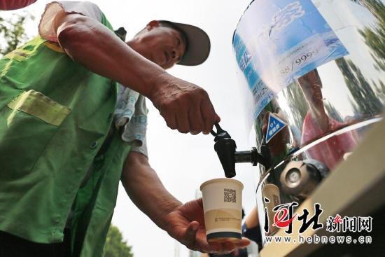 邯郸：“四季暖心茶”亮相街头 一年四季提供免费茶水